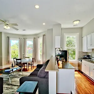 2 Bedroom Renovated Townhouse In Downtown Apartment